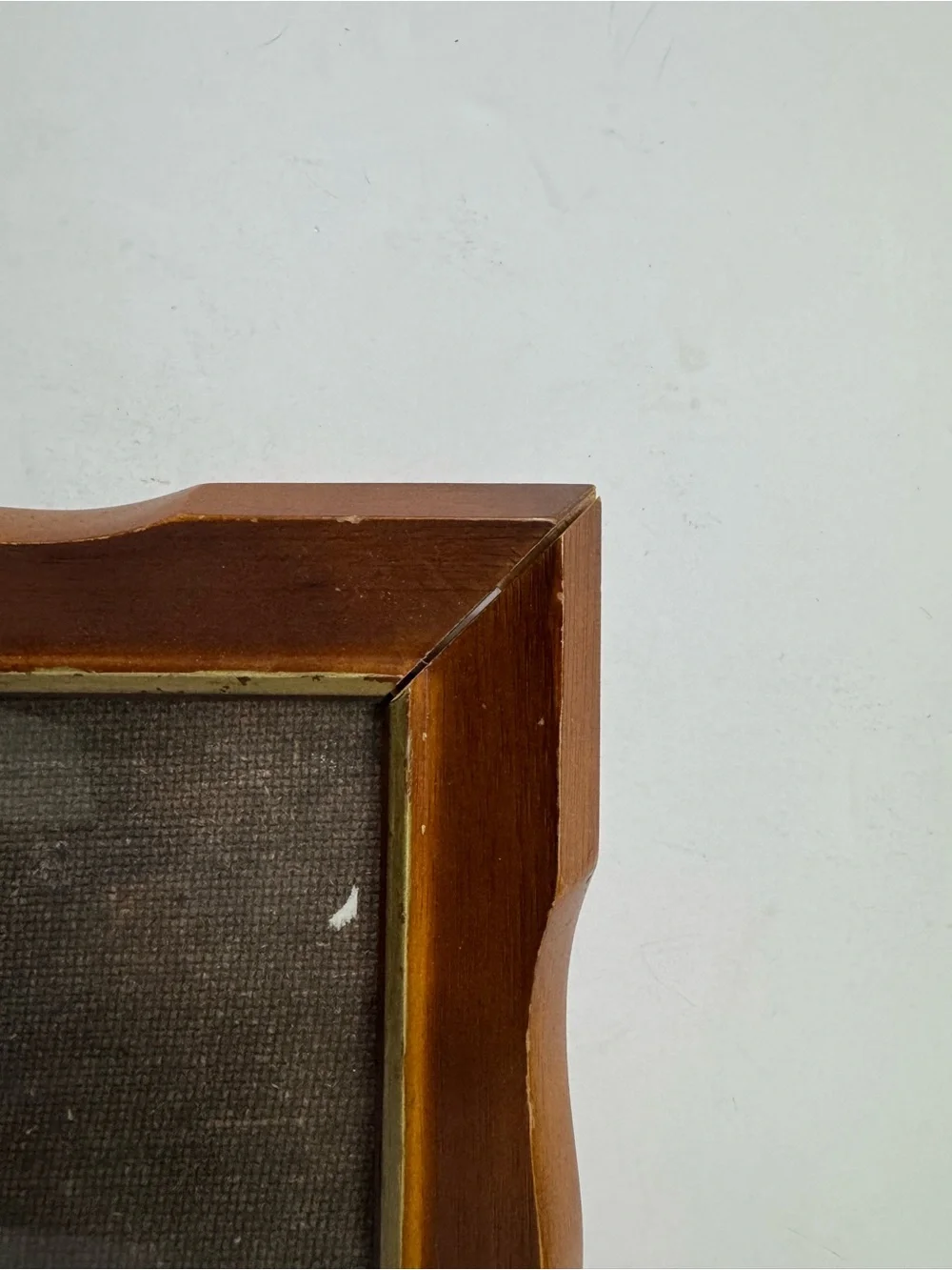 Vintage Scalloped Edge Wood Picture Frame with Gold Inner Accent